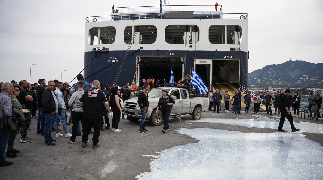 Κτηνοτρόφοι έχυσαν γάλα στυο λιμάνι της Μυτιλήνης