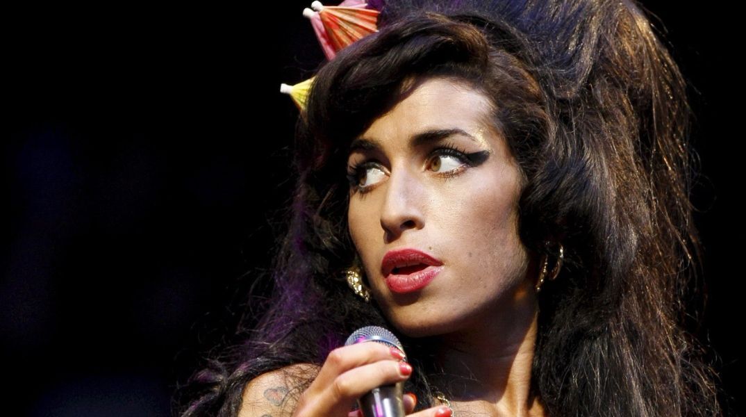 Ο πατέρας της Έιμι Γουάινχαουζ χάνει τη δικαστική μάχη για δημοπρασία προσωπικών της αντικειμένων - Απορρίφθηκε η αγωγή κατά δύο στενών φίλων της τραγουδίστριας