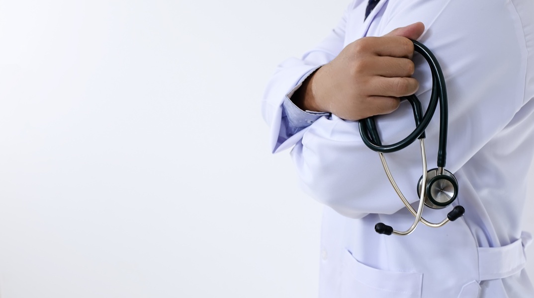Γιατρός με το στηθοσκόπιο ανά χείρας