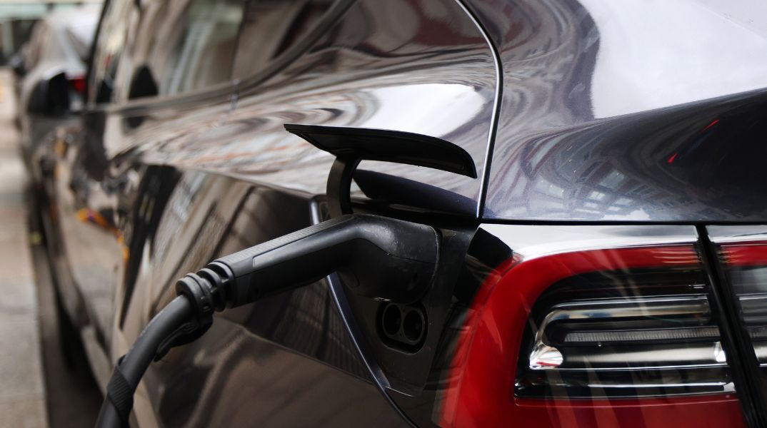 Οι πωλήσεις ηλεκτρικών οχημάτων αυξήθηκαν 51% τον Μάρτιο στην Ευρώπη, καθώς ο πόλεμος στο Ιράν καθιστά τη βενζίνη ασύμφορη για τους καταναλωτές