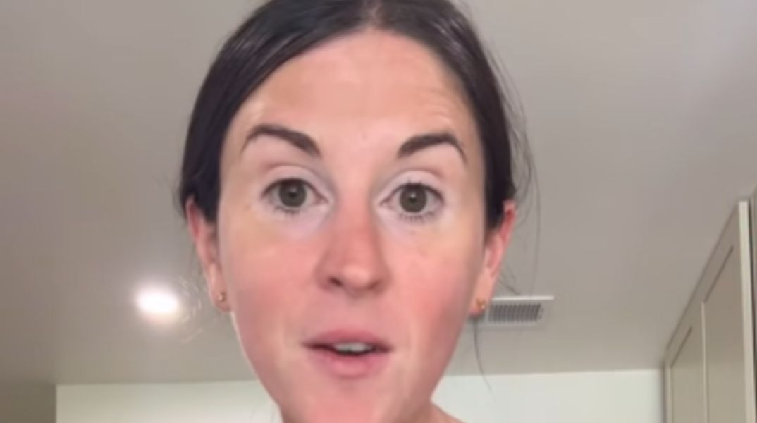 Αντιδράσεις προκαλεί η εξομολόγηση influencer που πάτησε τον 23 μηνών γιο της - Οι χρήστες την επικρίνουν για τη δημιουργία περιεχομένου εν μέσω της τραγωδίας.