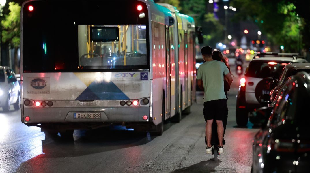 Ηλικιωμένη ξέχασε τσάντα με 30.000 ευρώ και χρυσές λίρες σε λεωφορείο και της επιστράφηκε