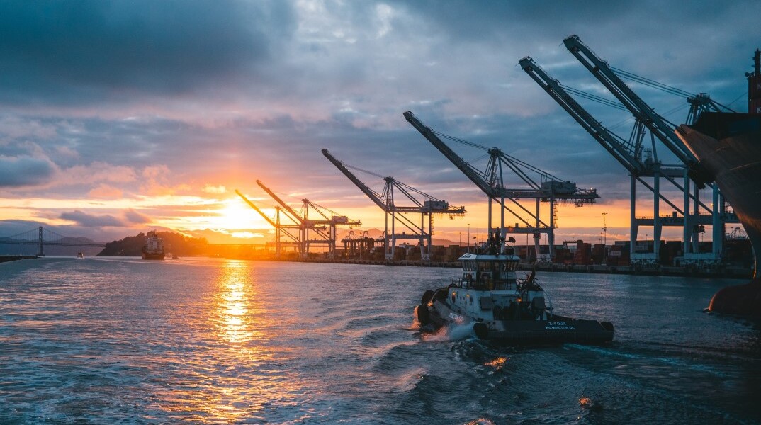 Ρυμουλκό περνά μπροστά από λιμάνι