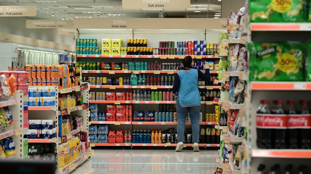 Εργαζόμενη σε σούπερ μάρκετ