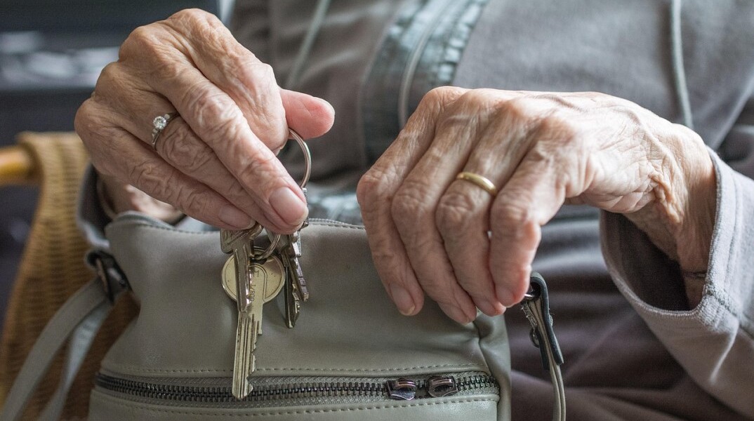 Ηλικιωμένη κρατά κλειδιά και τσάντα στα χέρια