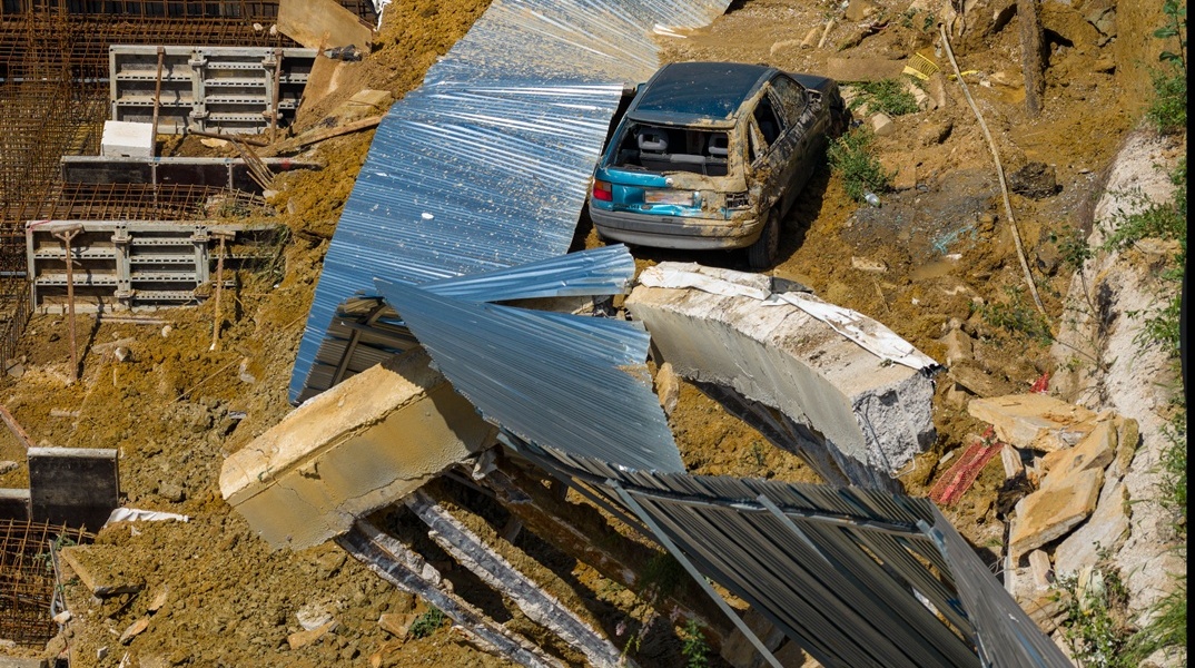 Δρόμος στη Θεσσαλονίκη «κατάπιε» αυτοκίνητα - Συνελήφθη υπεύθυνος έργου 