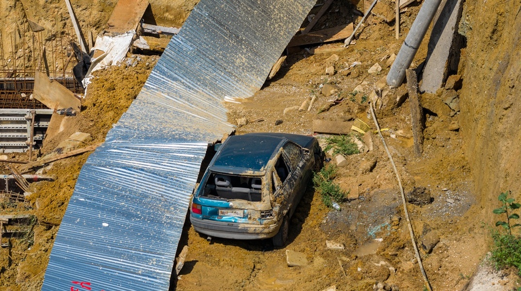 Αυτοκίνητο έπεσε σε εργοτάξιο μετά από καθίζηση