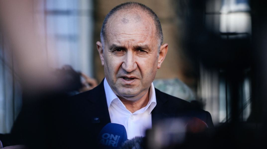 Ο Ρούμεν Ράντεφ κερδίζει καθαρή πλειοψηφία και υπόσχεται σταθερότητα, μεταρρυθμίσεις και πιο πραγματιστική στάση της Βουλγαρίας στην Ευρώπη.