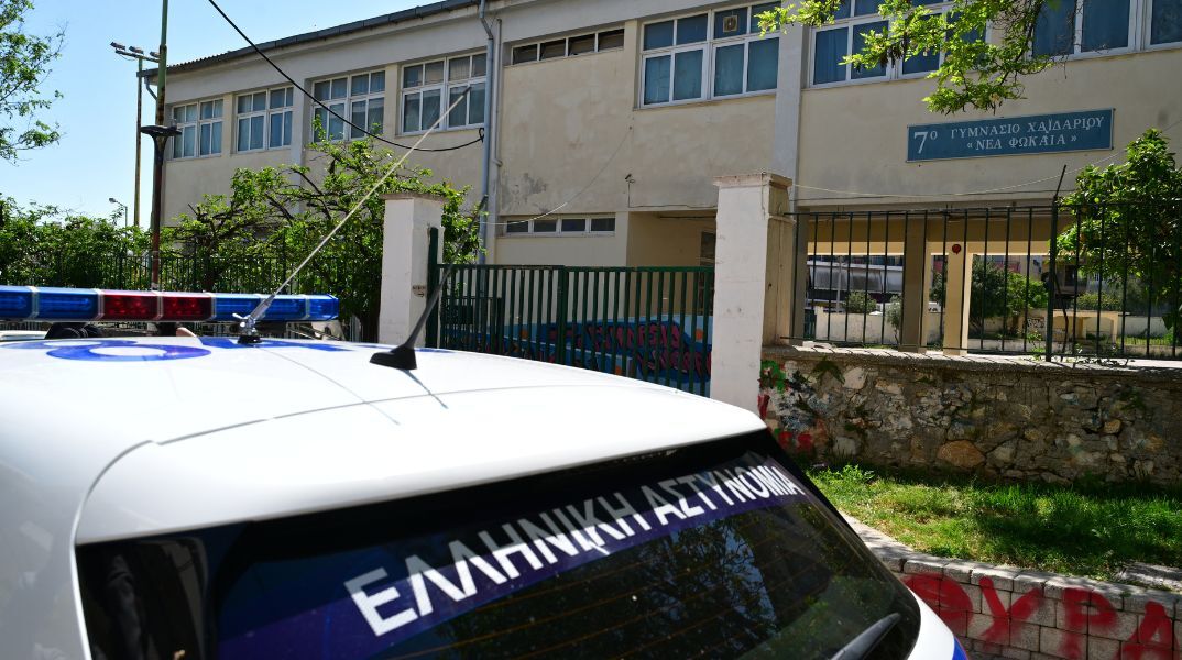 Το υπουργείο Παιδείας διερευνά το ατύχημα με τη 13χρονη στο 7ο Γυμνάσιο Χαϊδαρίου - Η μαθήτρια νοσηλεύεται διασωληνωμένη