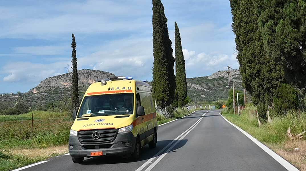 Ασθενοφόρο του ΕΚΑΒ σε τροχαίο ατύχημα