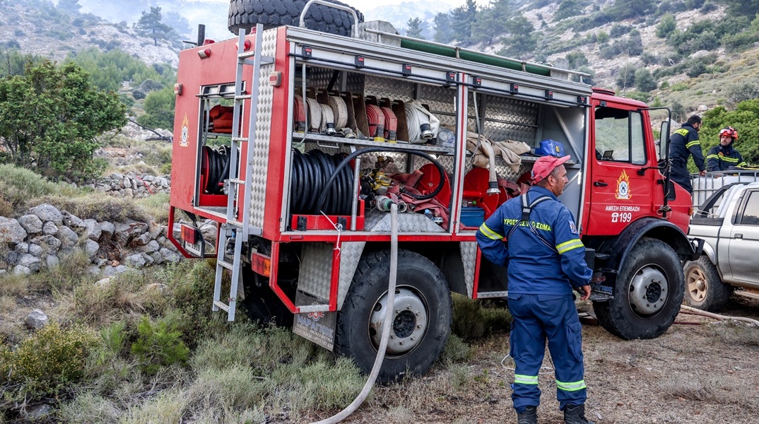 Όχημα της Πυροσβεστικής και πυροσβέστες