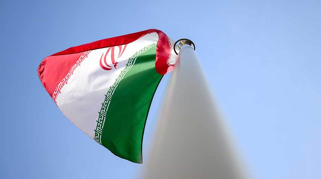 Η σημαία του Ιράν κυματίζει στον ιστό της