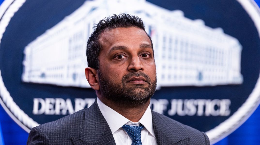 Αγωγή 250 εκατ. δολαρίων από τον διευθυντή του FBI Κας Πατέλ για δυσφήμηση - Χαρακτηρίζει «ψευδείς και κατασκευασμένες» τις καταγγελίες περί αλκοόλ και απουσιών