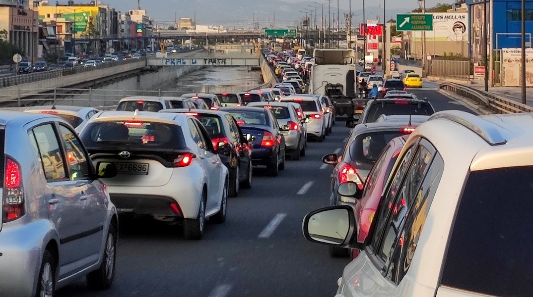 Αυτοκίνητα κολλημένα στην κίνηση