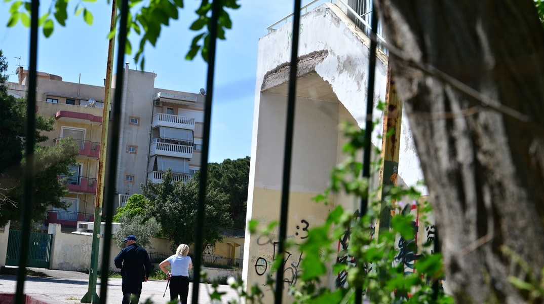 To σημείο από όπου έπεσε η 13χρονη στο σχολείο της στο Χαϊδάρι