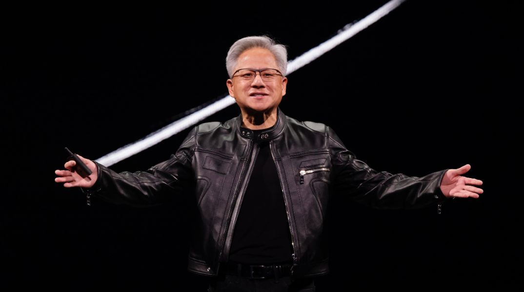 Ο CEO της Nvidia, Τζένσεν Χουάνγκ, υποστηρίζει πως η τεχνητή νοημοσύνη δεν θα αντικαταστήσει τους ανθρώπους, αλλά θα αναβαθμίσει όσους την αξιοποιούν