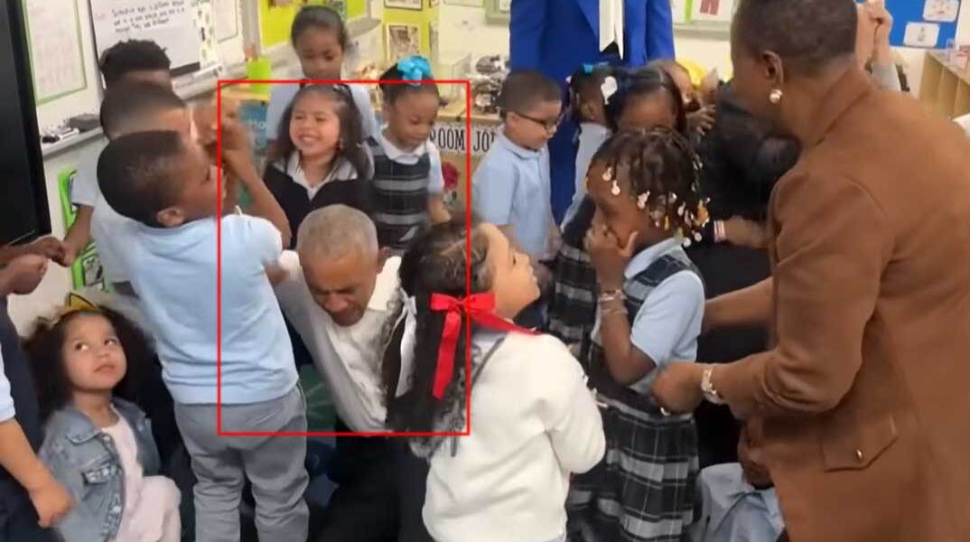 Ο Μπαράκ Ομπάμα με παιδιά σε νηπιαγωγείο του Μπρονξ στη Νέα Υόρκη
