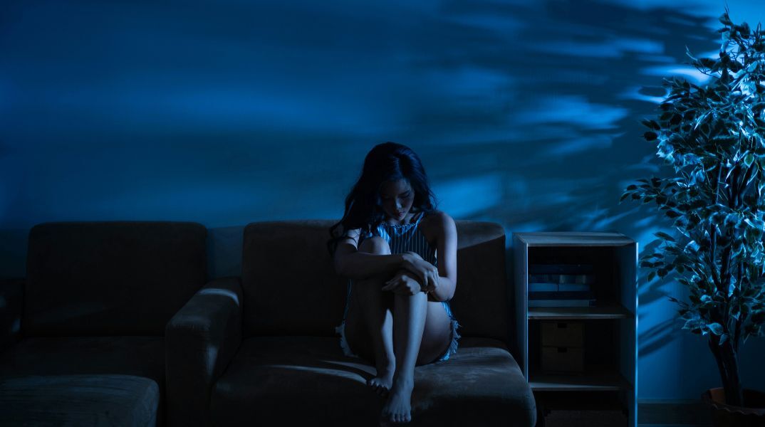 Ο φόβος του σκοταδιού είναι αρχέγονος μηχανισμός επιβίωσης - Η εξέλιξη, η αμυγδαλή και η βιολογία εξηγούν γιατί το σώμα μας ενεργοποιείται πριν καν σκεφτούμε.