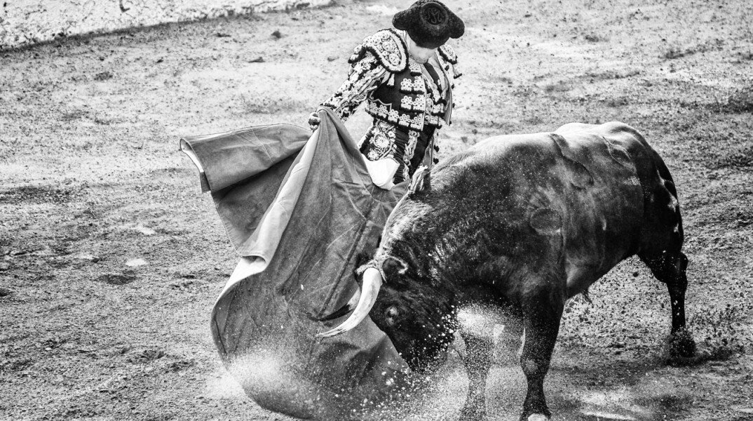 Σοκαριστικός τραυματισμός για τον «βασιλιά των ταυρομάχων» στην Ισπανία - Το κέρατο του ταύρου προκάλεσε εσωτερική πληγή 10 εκατοστών