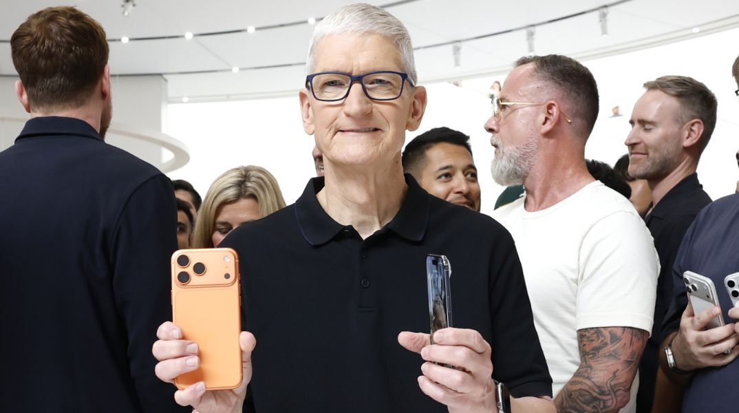 Ο Τιμ Κουκ αποχωρεί από την Apple μετά από 15 χρόνια - Είχε δεσμευτεί ότι τα iPhone θα προσφέρουν «όσα δεν ξέρουμε ακόμη ότι χρειαζόμαστε» και το έκανε πράξη.
