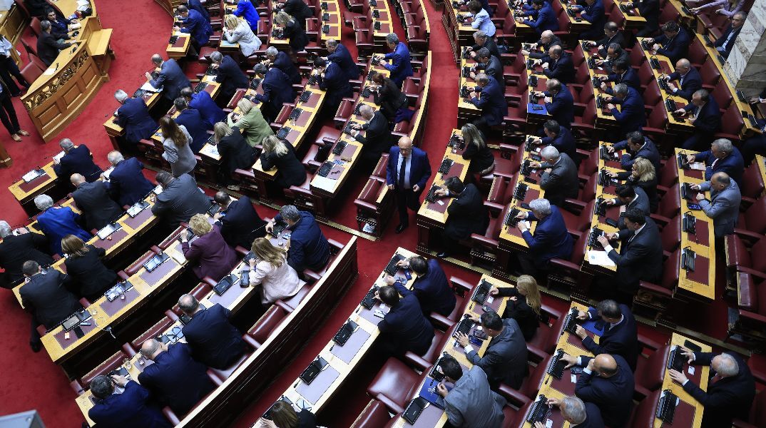ΟΠΕΚΕΠΕ: Απουσίες και λάθη εκ παραδρομής στην ψηφοφορία για τις 13 άρσεις ασυλίας βουλευτών