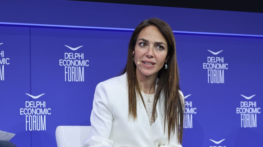 Δόμνα Μιχαηλίδου από Φόρουμ των Δελφών: Επιτακτική ανάγκη η προστασία των ανηλίκων - Αναγκαίο σαφές πλαίσιο για την ΤΝ