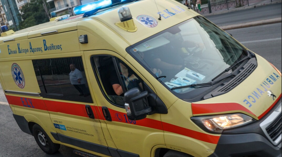 Τροχαίο ατύχημα στο Κορωπί μετά από σύγκρουση ΙΧ και μοτοσικλέτας