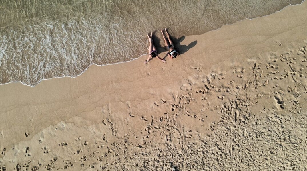 Λουόμενοι σε διακοπές στην παραλία