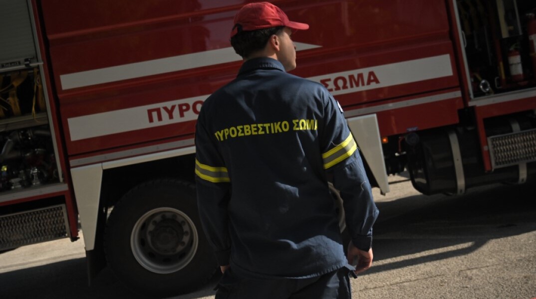 Πυροσβέστης σε φωτιά