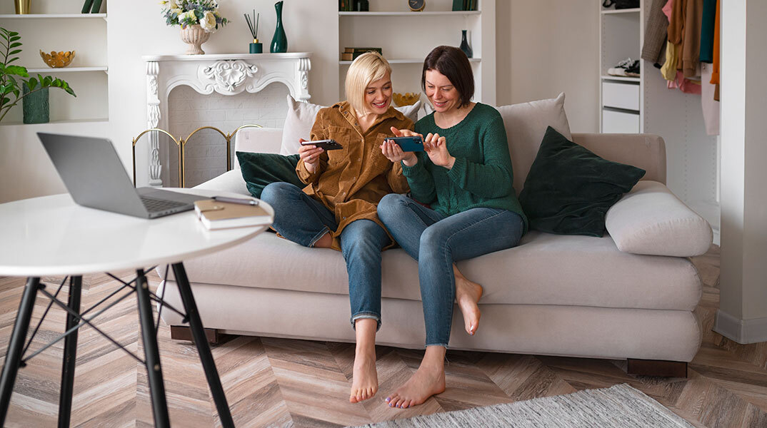 Συγκατοίκηση γυναικών άνω των 40: νέα τάση σε Ευρώπη και ΗΠΑ που συνδυάζει αυτονομία, κοινότητα και λύσεις στη μοναξιά και το κόστος ζωής.