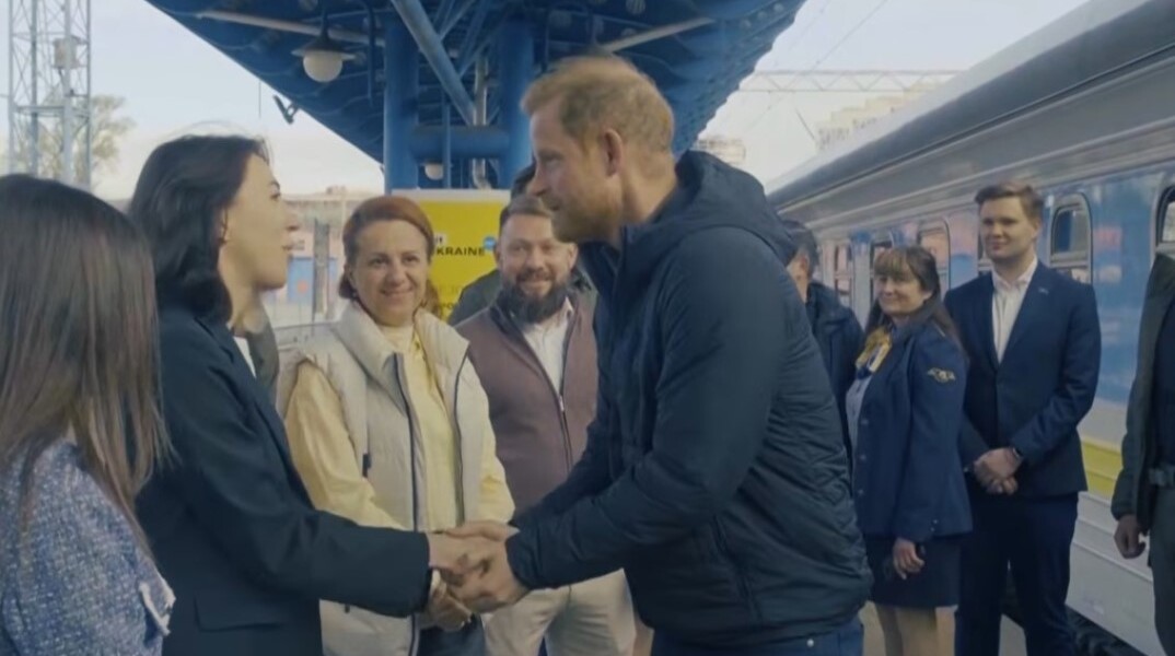Ο πρίγκιπας Χάρι στο Κίεβο χαιρετά επιβάτες στον κεντρικό σταθμό τρένων