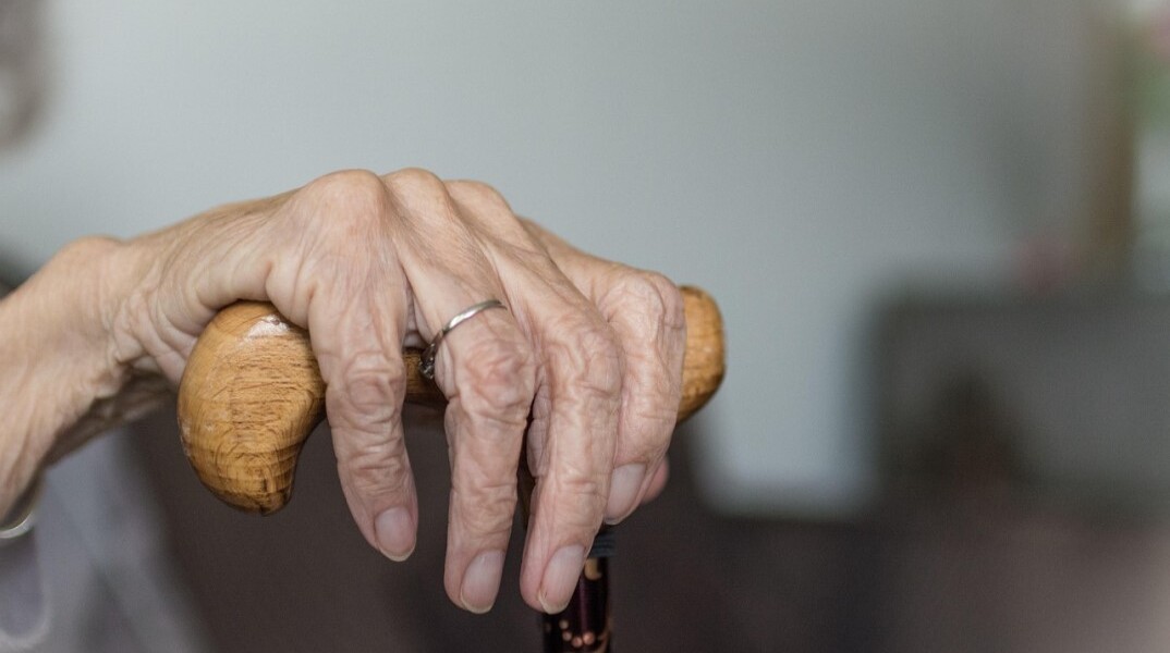 Ηλικιωμένη με μπαστούνι στο χέρι