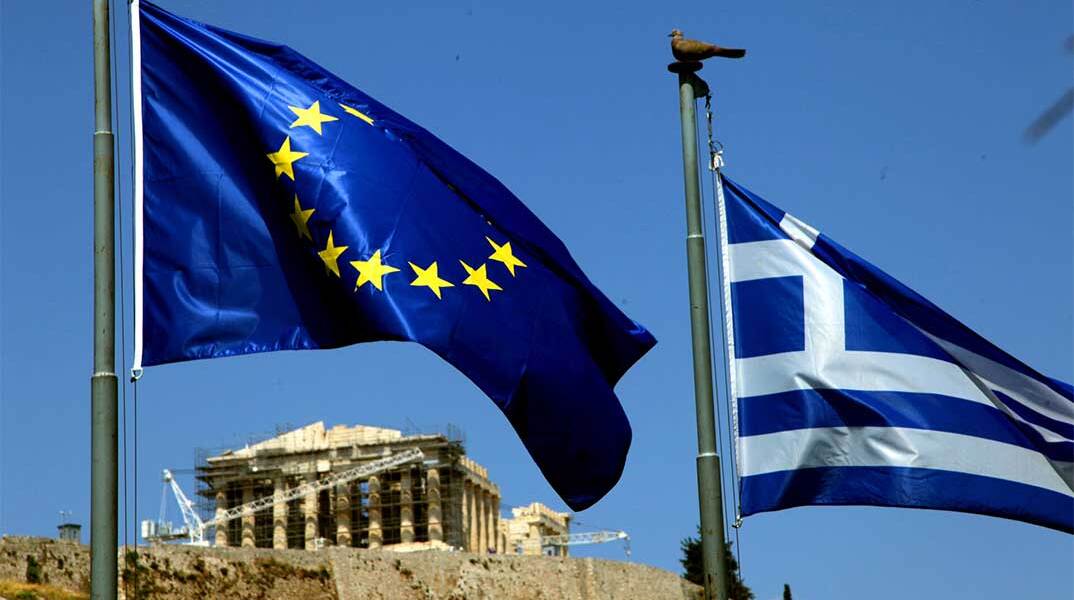 Η σημαία της Ελλάδας και της ΕΕ με φόντο τον Παρθενώνα στην Ακρόπολη
