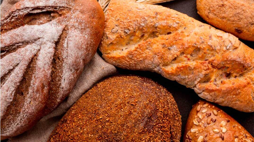 Ψωμιά σε πάγκο φούρνου