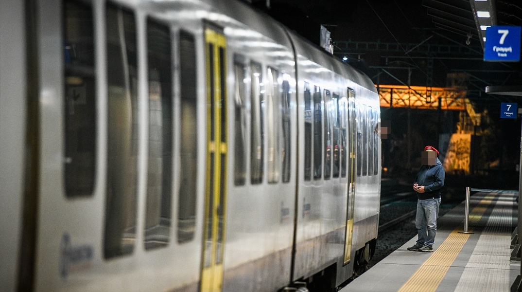 Συρμός της Hellenic Train σε σταθμό