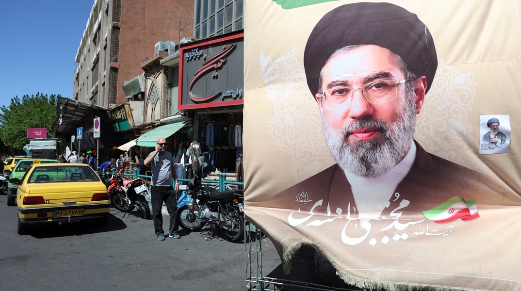 Αφίσα του Μοτζταμπά Χαμενεΐ στο Ιράν