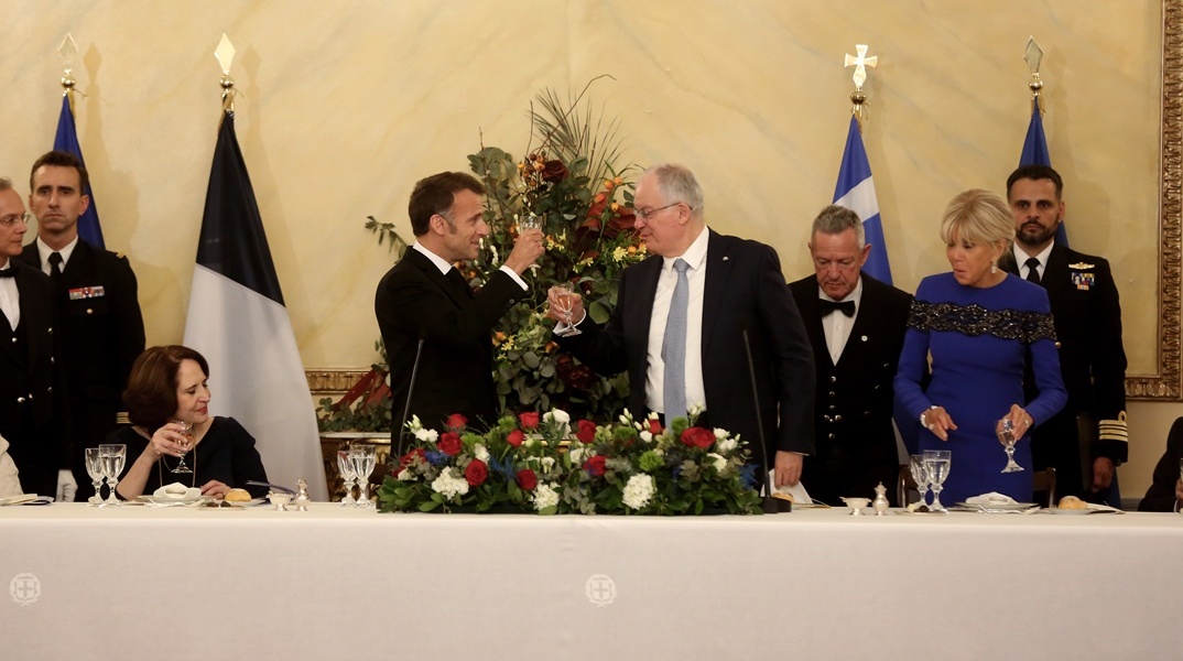 Ο Εμανουέλ Μακρόν και ο Κωνσταντίνος Τασούλας τσουγκρίζουν τα ποτήρια τους