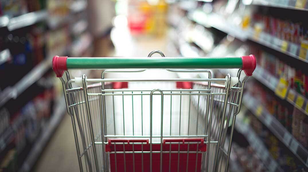 Καρότσι σε διάδρομο σούπερ μάρκετ
