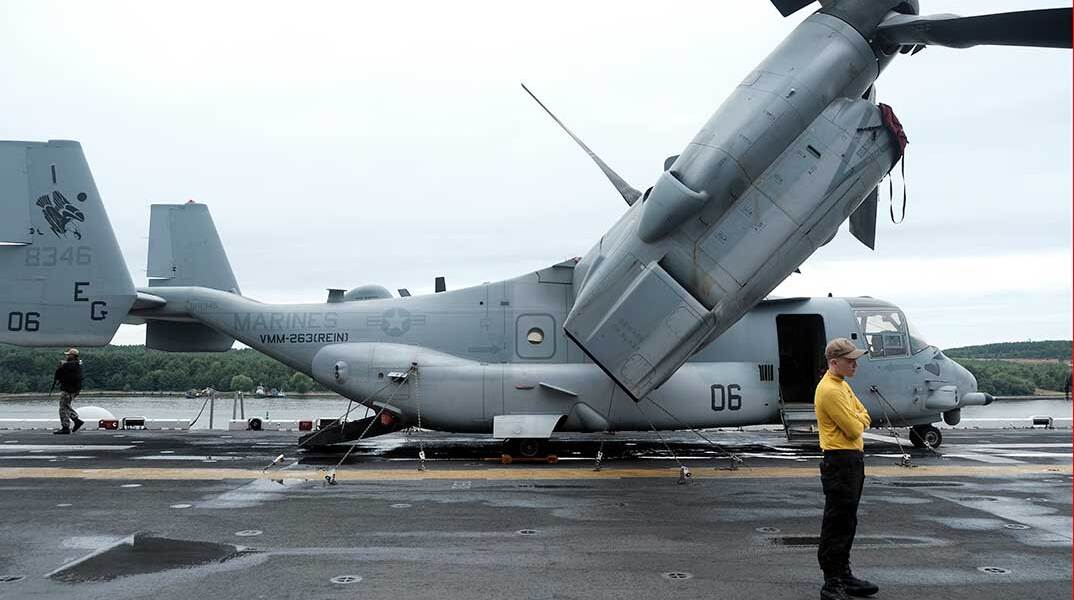 Μεταγωγικό ελικόπτερο Αμερικανών πεζοναυτών σε πολεμικό πλοίο των ΗΠΑ 