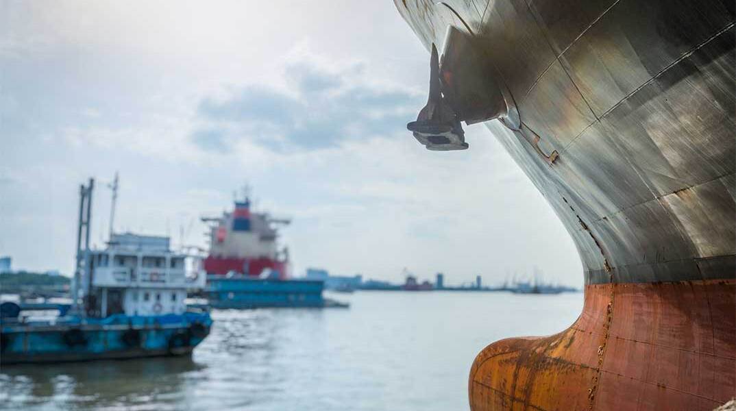 Αγκυροβολημένο πλοίο σε λιμάνι