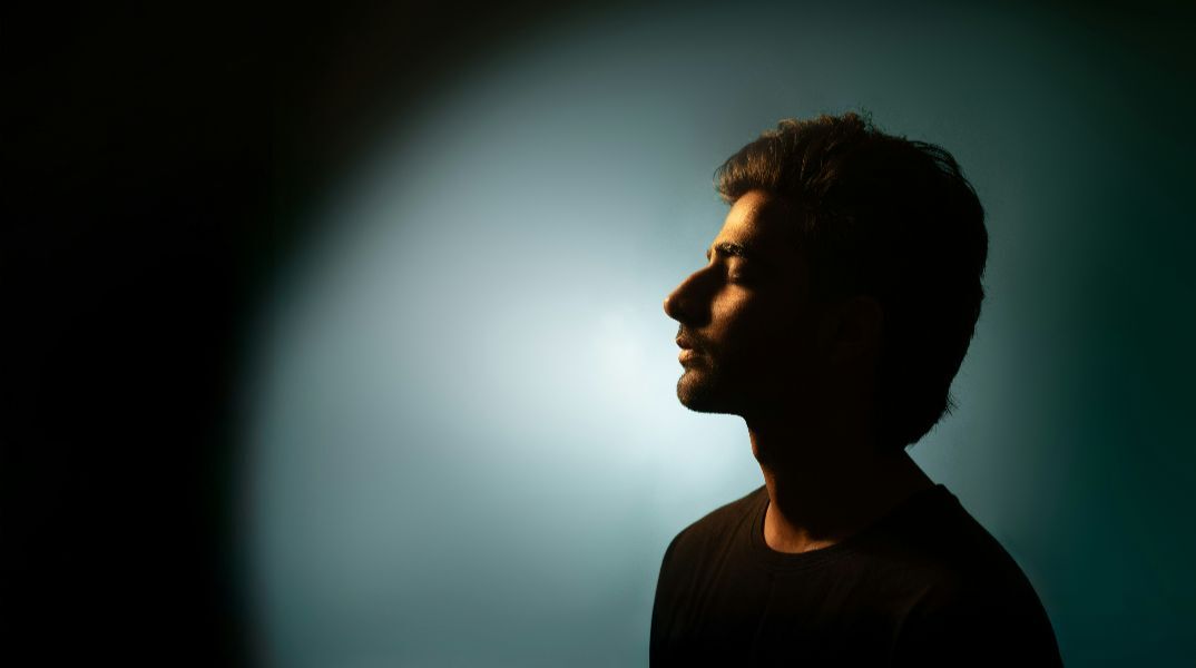 Πώς το στρες «φρενάρει» την ανδρική γονιμότητα και επηρεάζει το σπέρμα