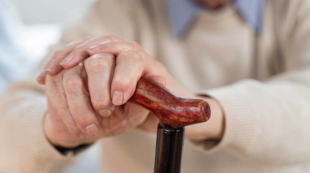 Ηλικιωμένος με μπαστούνι