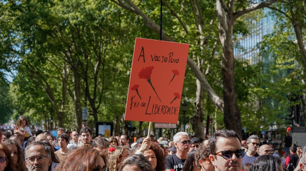 Πολίτες στους δρόμους για την επέτειο της Επανάστασης των Γαρυφάλλων