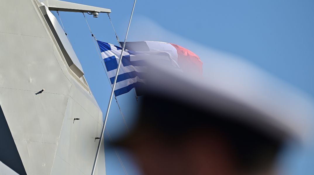 Live η επίσκεψη Κυριάκου Μητσοτάκη και Εμανουέλ Μακρόν στη φρεγάτα Κίμων, με φόντο νέες συμφωνίες για την ενίσχυση της ελληνογαλλικής άμυνας.
