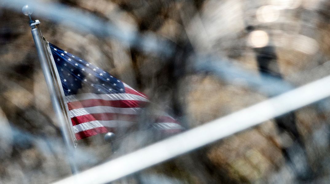 ΗΠΑ: Η κυβέρνηση Τραμπ επαναφέρει τα εκτελεστικά αποσπάσματα και την ηλεκτροπληξία - Αντιδράσεις για τη θανατική ποινή και τα ανθρώπινα δικαιώματα.