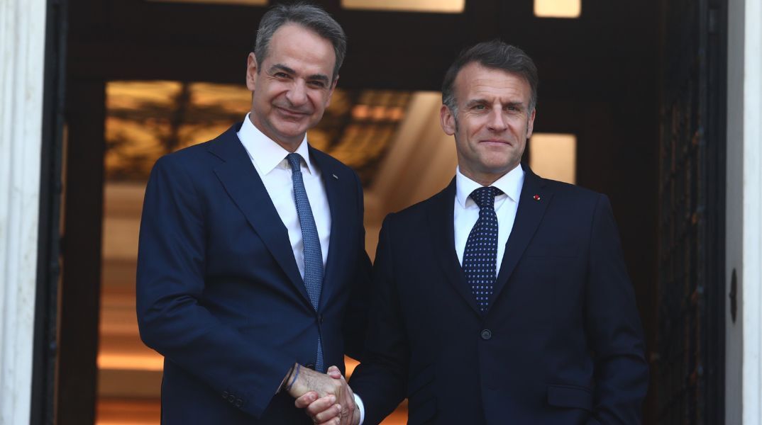 Στο Μαξίμου ο Εμανουέλ Μακρόν για συνάντηση με τον Κυριάκο Μητσοτάκη και την ανανέωση της αμυντικής συνεργασίας - Το πρόγραμμα των δύο ηγετών