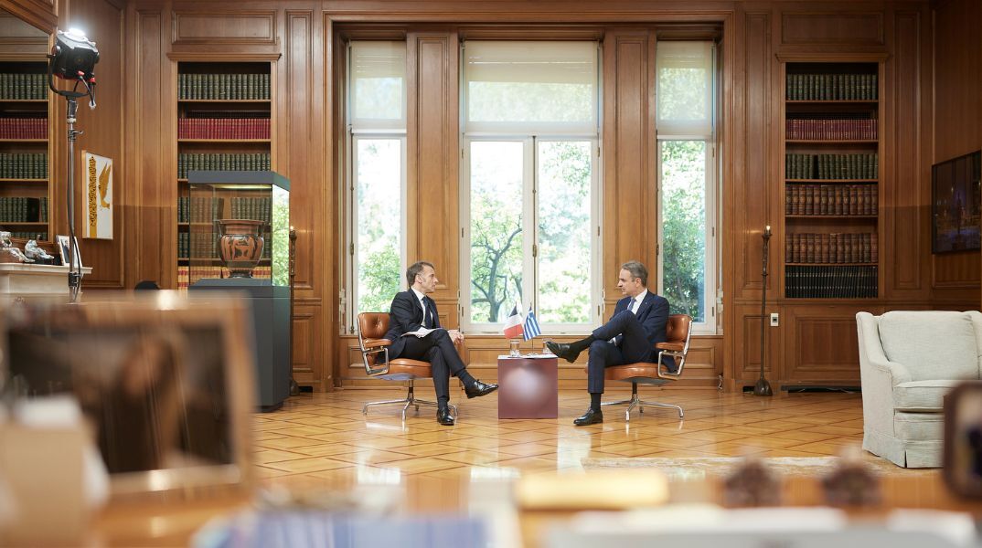 Σε θερμό κλίμα η συνάντηση Μητσοτάκη-Μακρόν στο Μαξίμου, με αναφορές στη στρατηγική σχέση Ελλάδας-Γαλλίας και τη συνεργασία σε άμυνα, ενέργεια και καινοτομία.