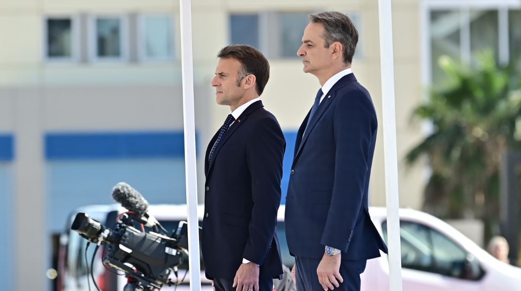 Επίσκεψη Μητσοτάκη - Μακρόν στη φρεγάτα Κίμων - Επισφραγίζεται η αμυντική συμμαχία με νέες συμφωνίες και ρήτρα αμοιβαίας συνδρομής.