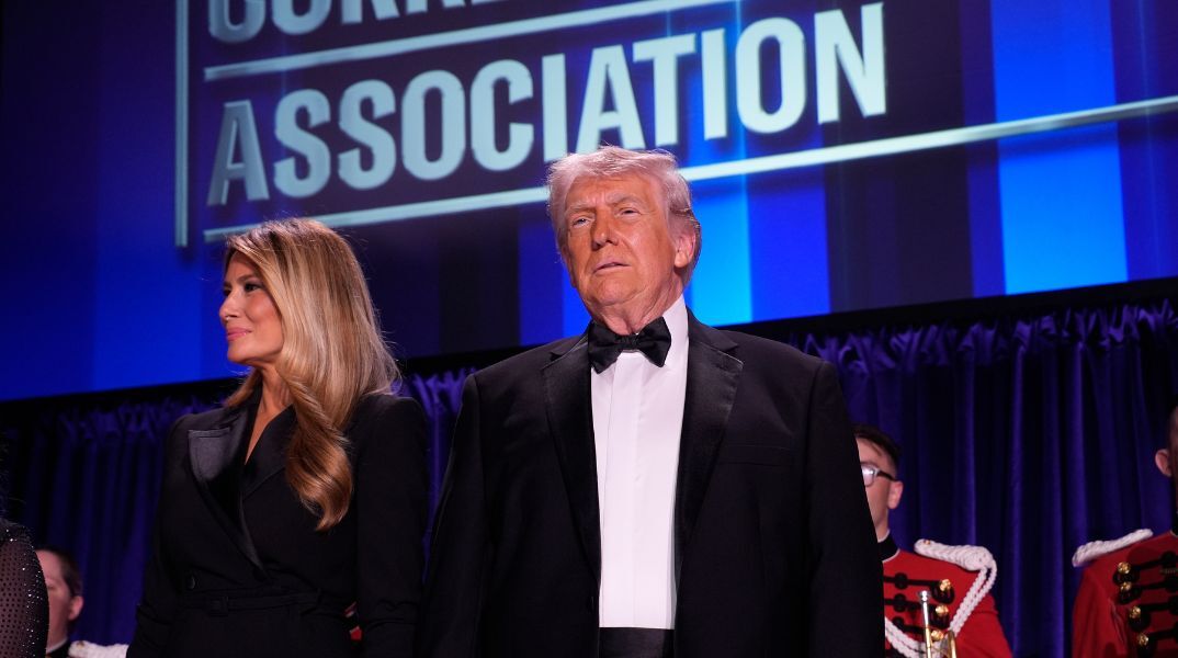 ΗΠΑ: Πυροβολισμοί διέκοψαν δείπνο δημοσιογράφων με τον Ντόναλντ Τραμπ - Εκκενώθηκε η αίθουσα, συνελήφθη ύποπτος χωρίς τραυματισμούς.