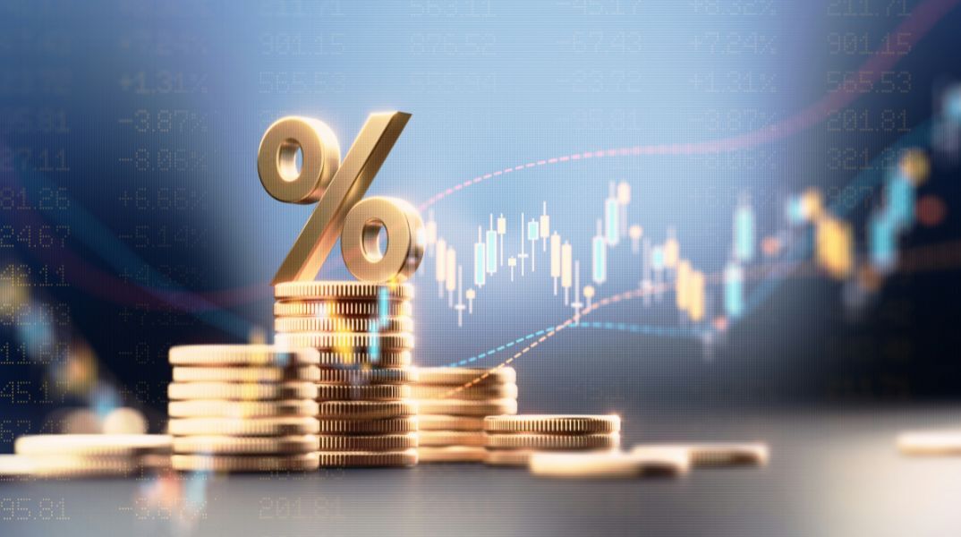 Ιστορικό υψηλό για το διαθέσιμο εισόδημα το 2025, με ώθηση από την αύξηση μισθών και τη μείωση της ανεργίας, συμπαρασύροντας ανοδικά και την κατανάλωση.